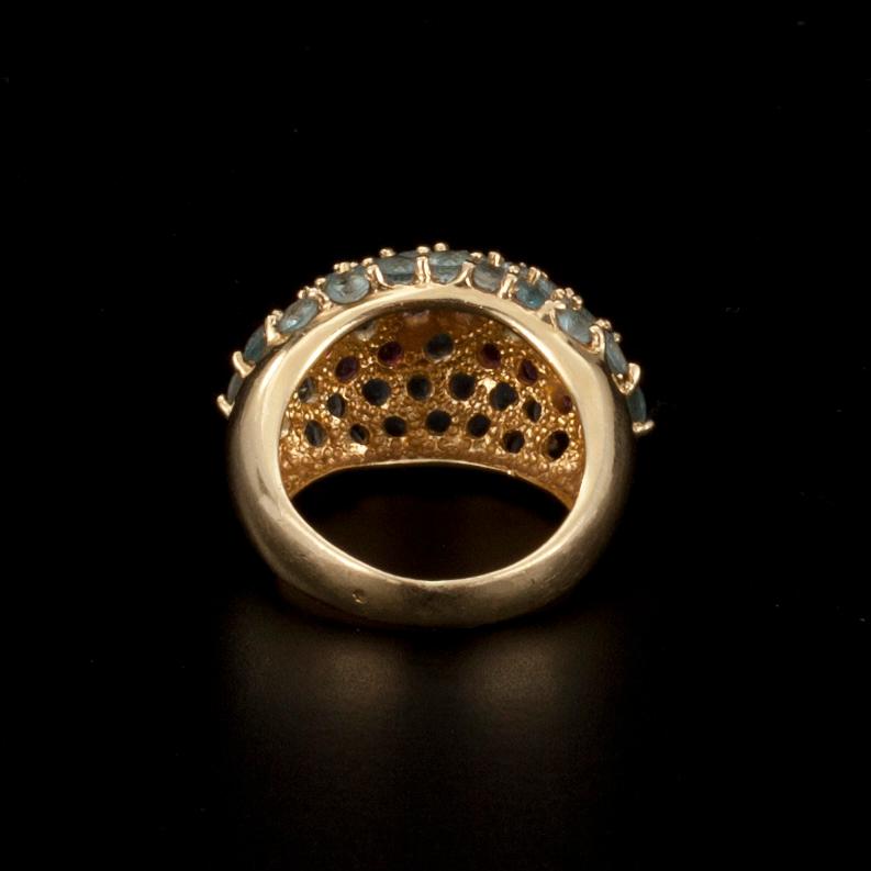RING, 18K guld. Briljantslipade topaser och ametister. Vikt 12 g.
