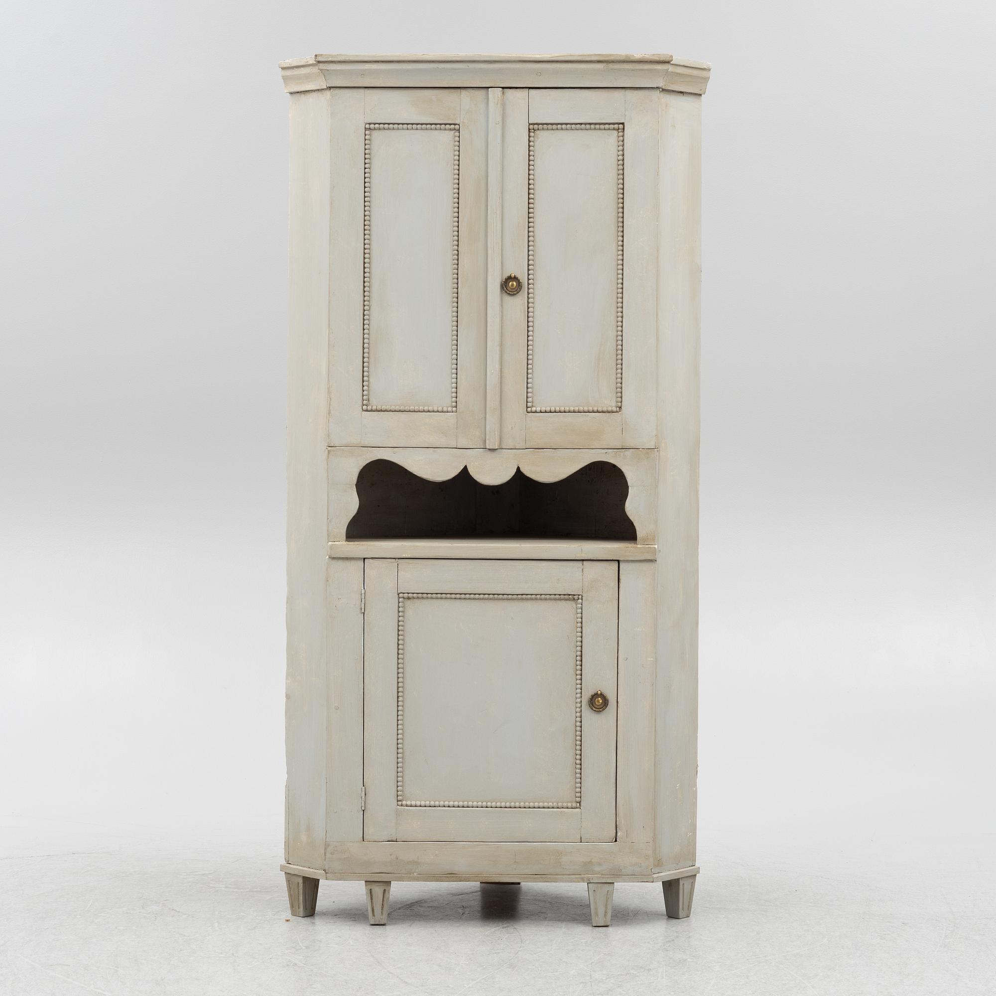 Corner cabinet, 19th century.
