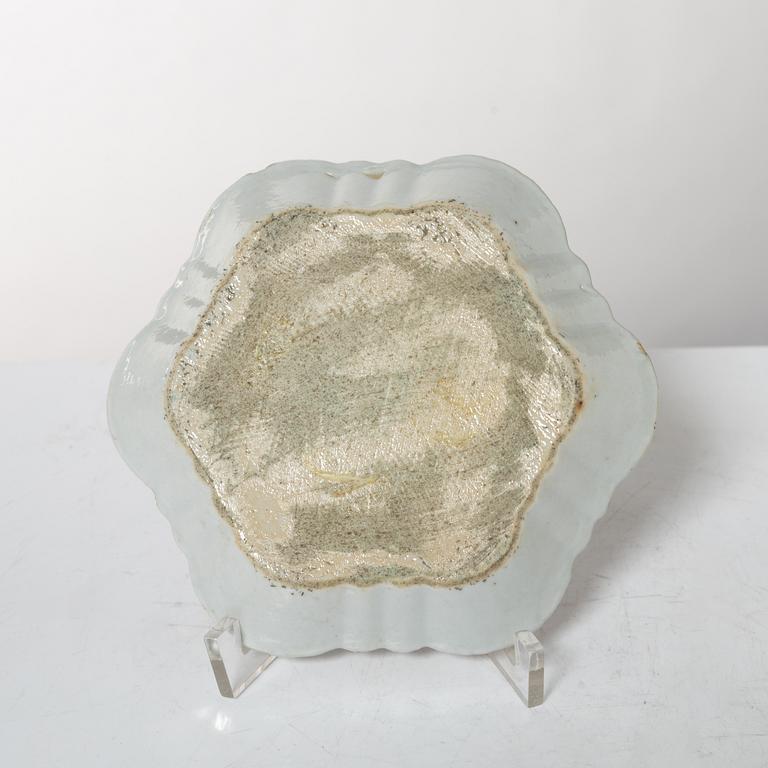 Two Chineseporcelain dishes, Qing dynasty, 18th century.