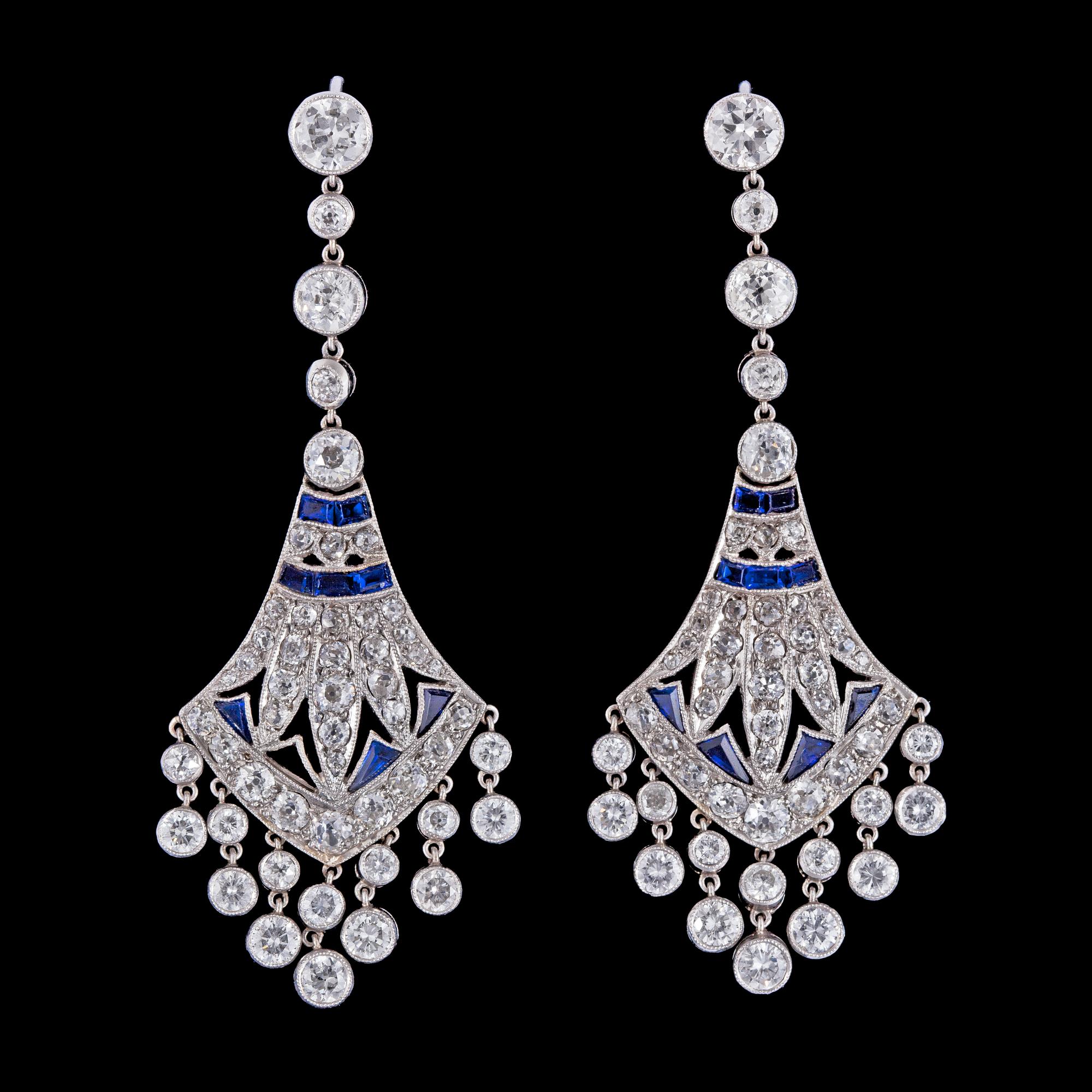 ÖRHÄNGEN, carréslipade safirer med gammalslipade diamanter, tot. ca 7.40 ct. Art Deco, ca 1925.