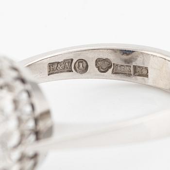 Ring, carmoséring, 18K vitguld med safir och briljantslipade  diamanter. Stockholm 1973.