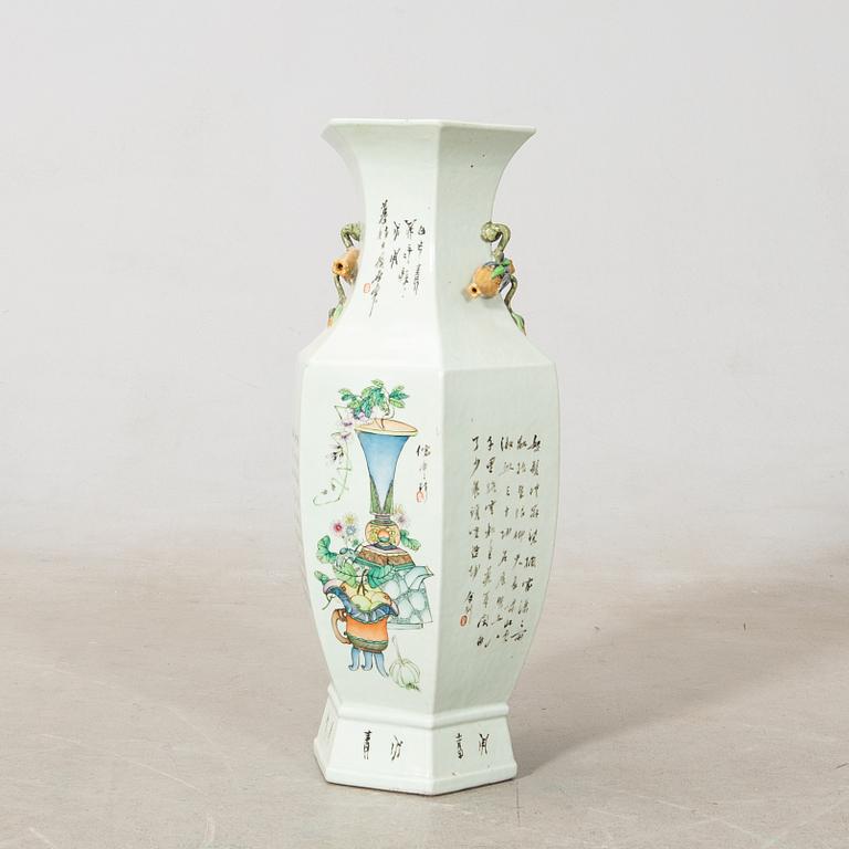 Floor vase China 20th century porcelain.