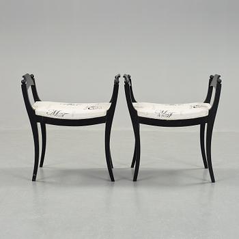 TABURETTER, ett par, Karl-Johan, 1800-talets mitt.