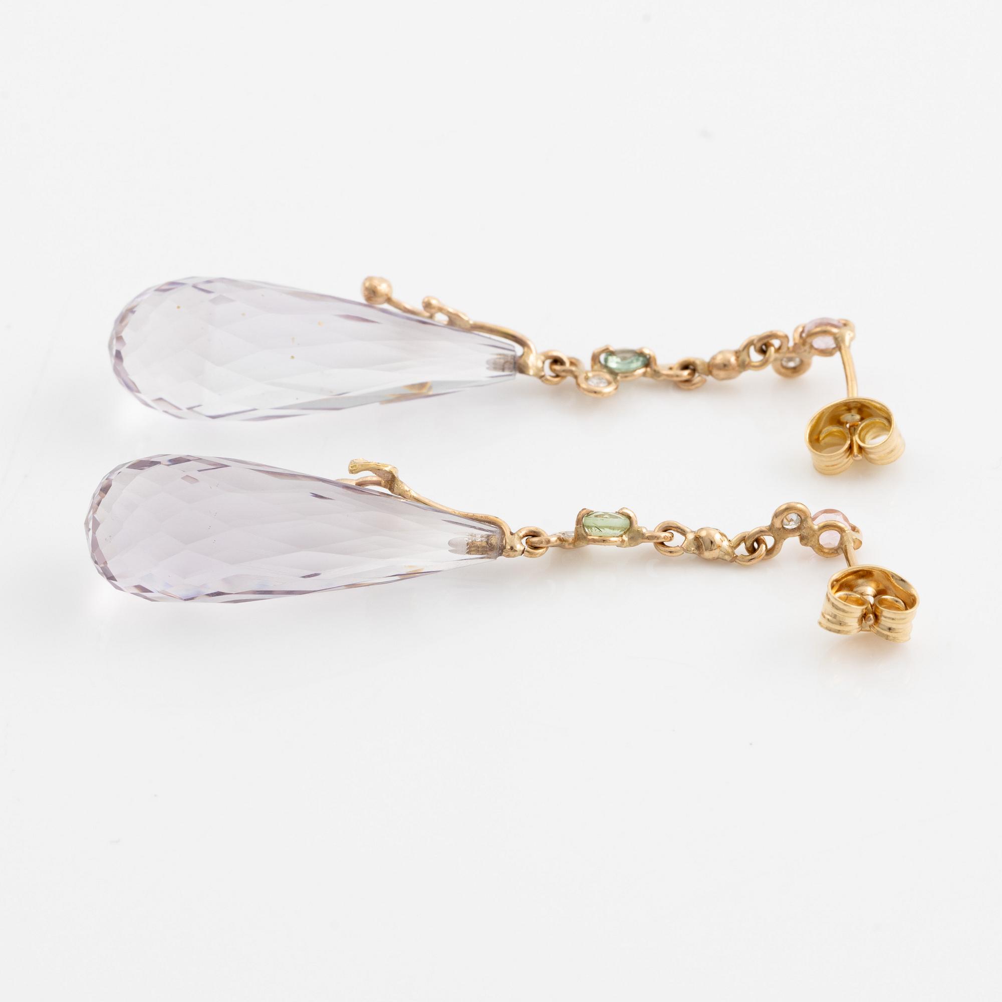Örhängen, Mandelstam, 18K guld med brioletteslipade ametister, turmaliner och briljantslipade diamanter.
