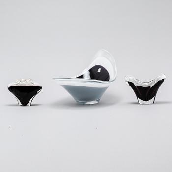 PAUL KEDELV, skålar, 2 st, samt vas, "Coquille" Flygsfors, 1950/60-tal.