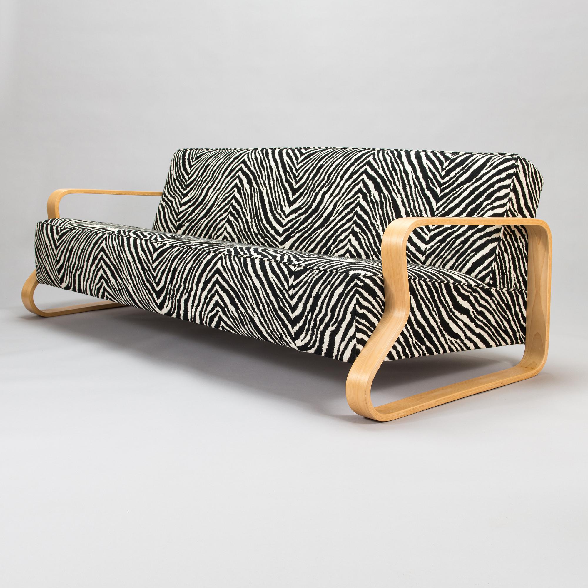 Alvar Aalto, a late 20th century '544' sofa for Artek.