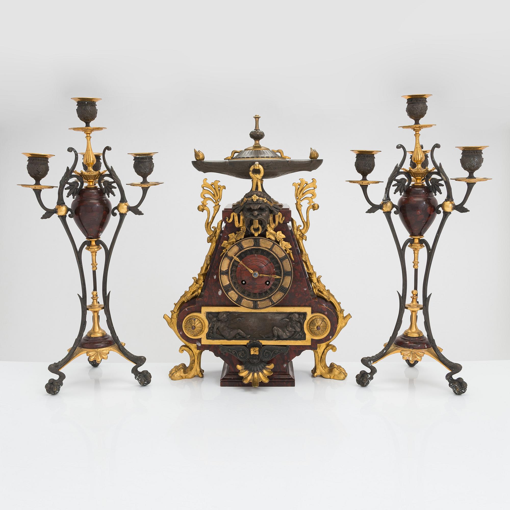 Bordsgarnityr, bestående av bordspendyl och kandelabrar, ett par, Frankrike 1800-talets sista kvartal.