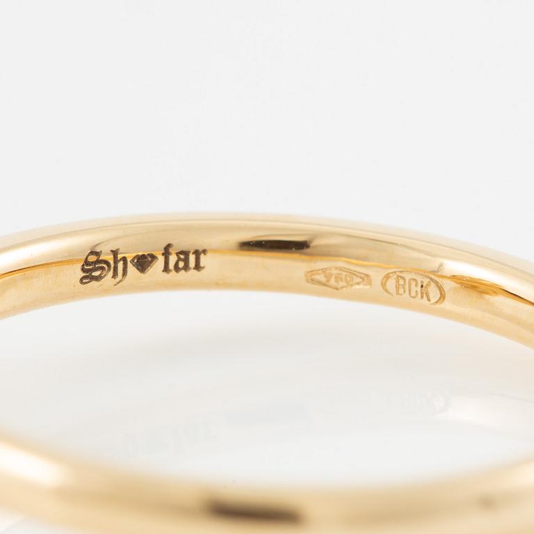 Ring with brilliant-cut diamonds.