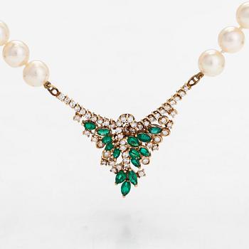 A cultured pearl necklace, pendant in 18K gold with emeralds and brilliant-cut diamonds.