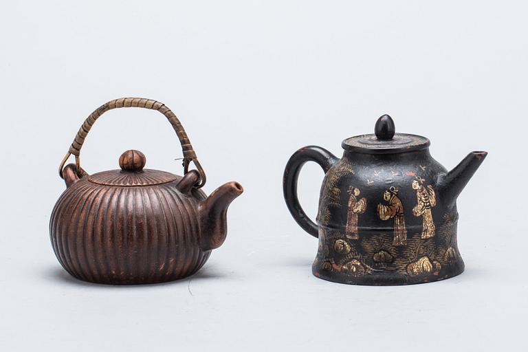 TEKANNOR, 2 st, lergods, Kina. 1900-/2000-tal.
