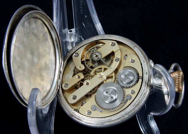 FICKUR, 2 st, låghaltigt silver, "Remontoir Ancre" samt "International Watch Co Schaffahusen". 1900-tal.