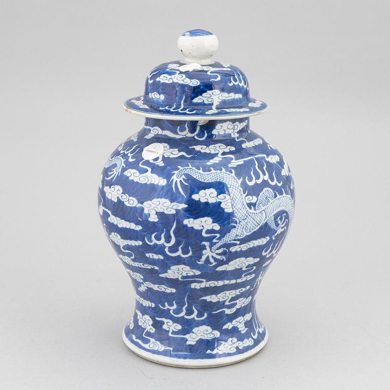 A blue and white jar with cover, Qing dynasty, 19th Century.