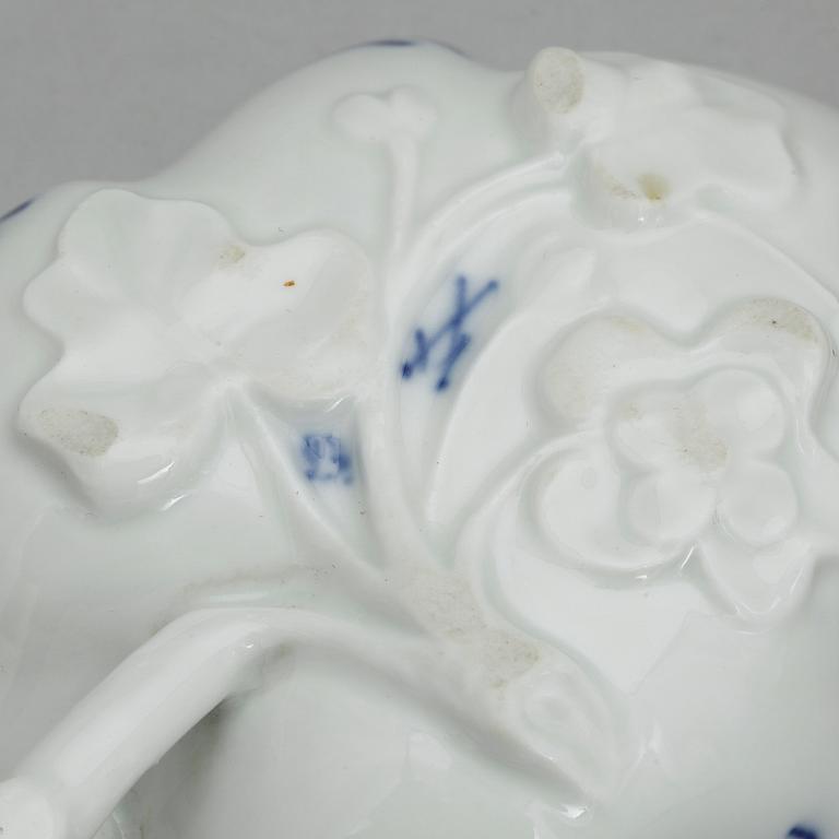 KAFFEKOPPAR, 7 st, samt ett fat och skålfat, porslin, Meissen, 1900-tal.