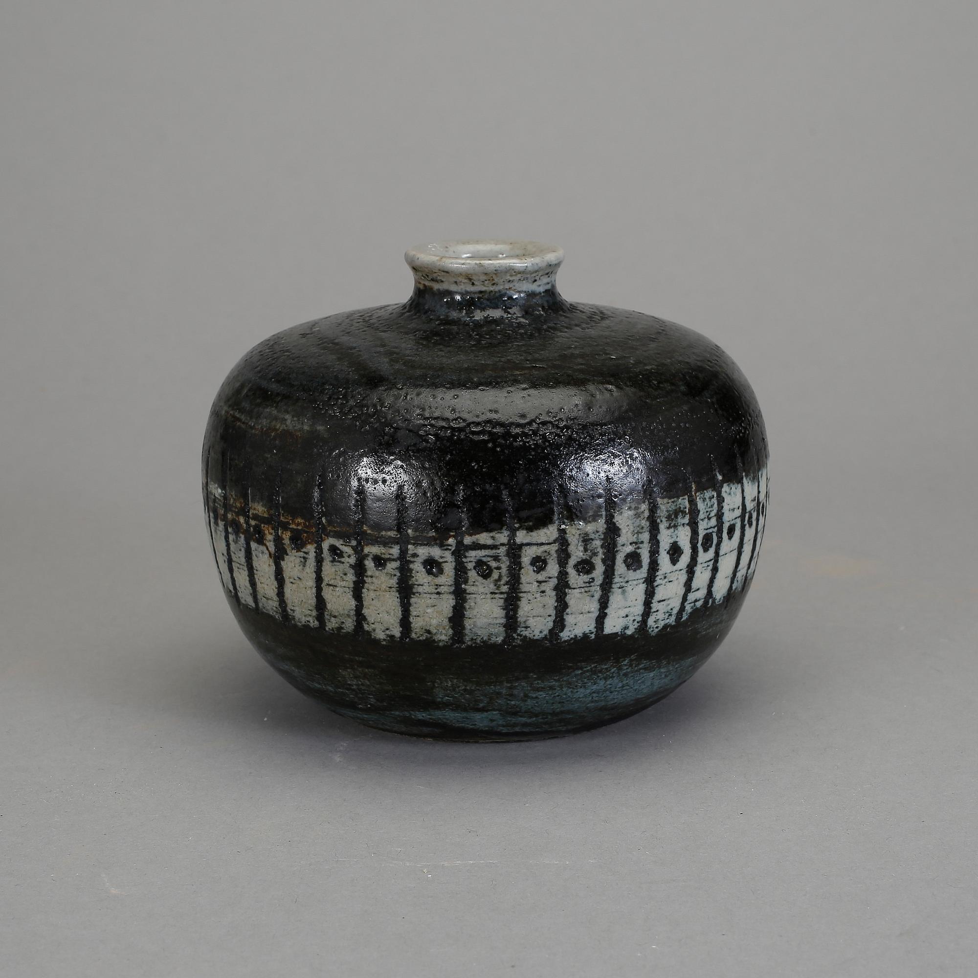 VAS, chamotterat stengods, Anders Bruno Liljefors, Gustavsberg studio 1952.