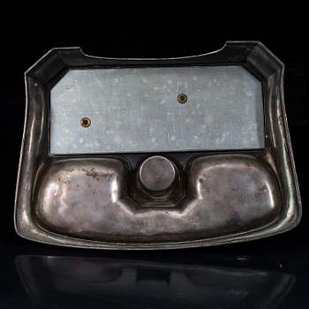 SKRIVSTÄLL med jockeyn Fred Archer till häst. Vitmetall. Sannolikt England, sent 1800-tal.