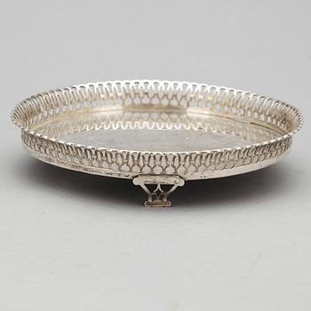 SALVER/BRICKA, silver, Porto, Portugal, omkring 1800-talets mitt. Vikt ca 300 gram.