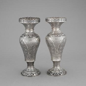 VASER, ett par, silver, med svenska importstämplar, 1900-tal. Vikt ca 450g.