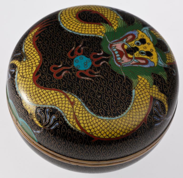LOCKDOSA. Cloisonne. Kina. 1900-tal.