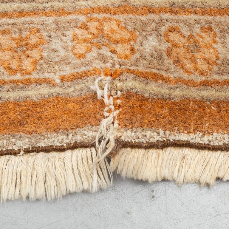 MATTO, an antique Tabriz, ca 338,5 x 210,5-222,5 cm.