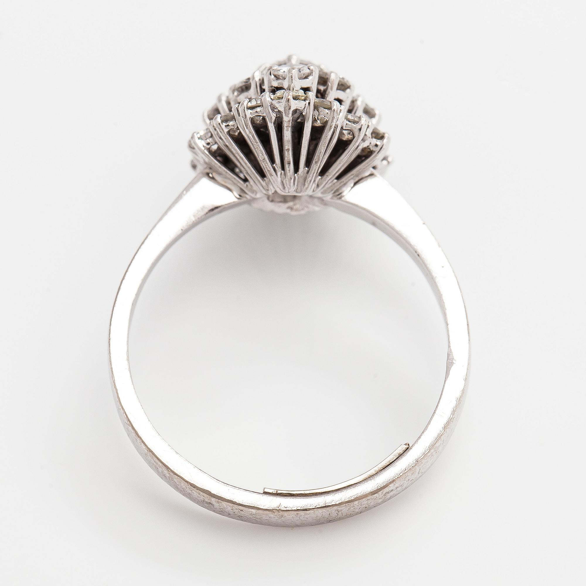 Ring, briljantslipade diamanter, platina.