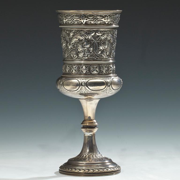 BÄGARE PÅ FOT, sterling silver, London 1871. Vikt 340 g.