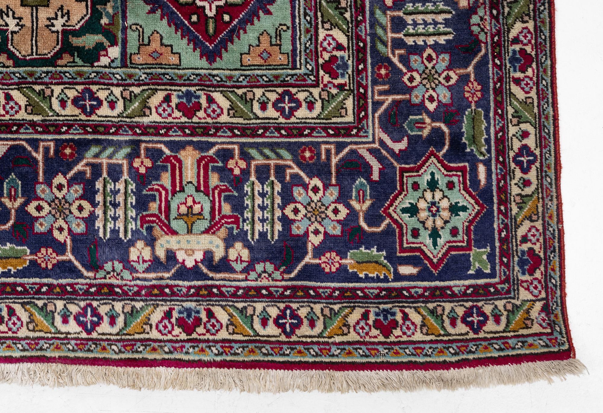 Carpet, Tabriz. Approx. 392 x 295 cm.