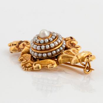 An 18K gold brooch set with pearls.