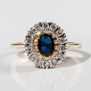 RING, 18K guld, safir, 14 briljantslipade diamanter ca 0,50 ct. Vikt 5,7 g.