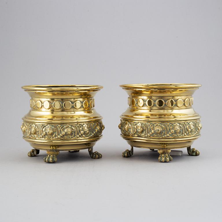 Urnor, ett par, mässing, 1800-tal.