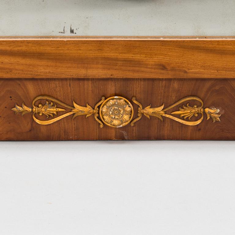 Spegel, empire, Jonas Frisk (spegelfabrikör i Stockholm 1805-1824). Bär Jon: Frisks Spegelfabriks etikett.