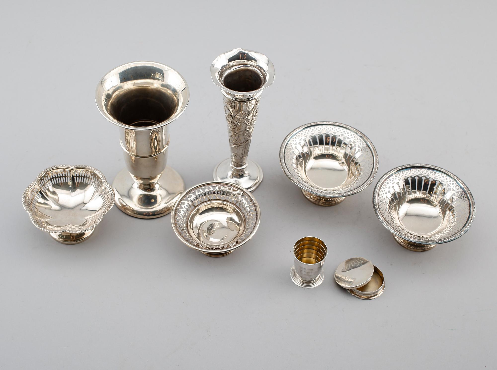 SAMLING SILVERFÖREMÅL, 7 delar, engelska stämplar, 1900-tal. Vikt utom vaser ca 266 gram.