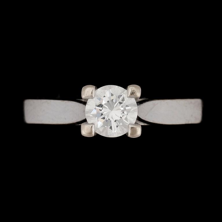 RING, 18k vitguld med briljantslipad diamant ca0,47ct, enligt gravyr. Vikt 3,4g.