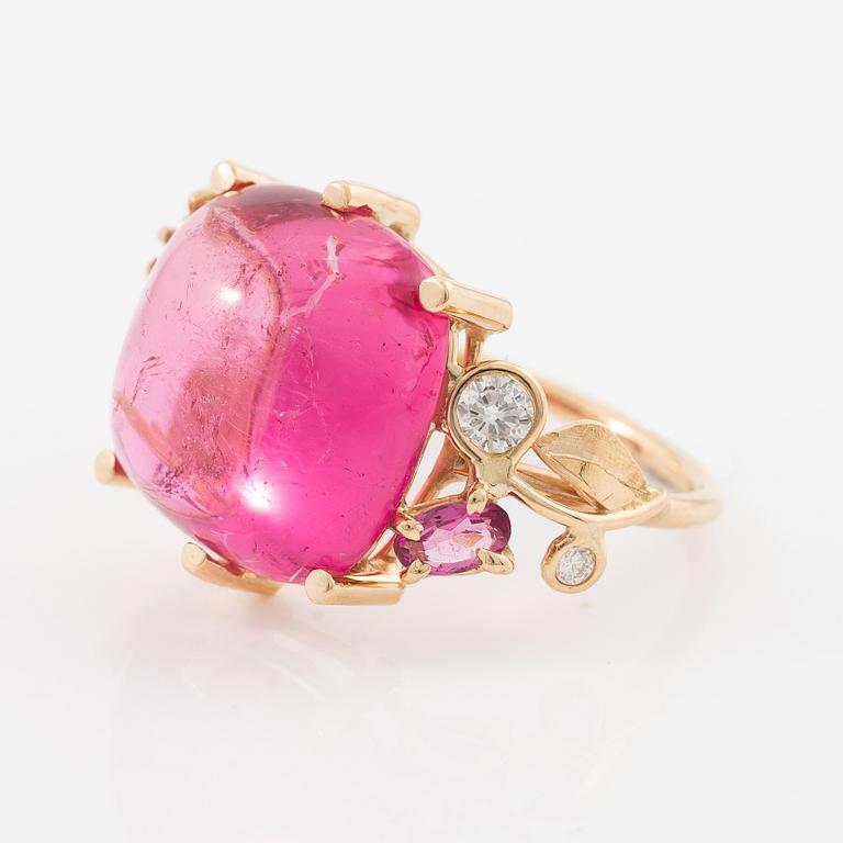 Ring, Mandelstam, 18K gold with cabochon-cut rubelite (tourmaline) and brilliant-cut diamonds and tourmalines.