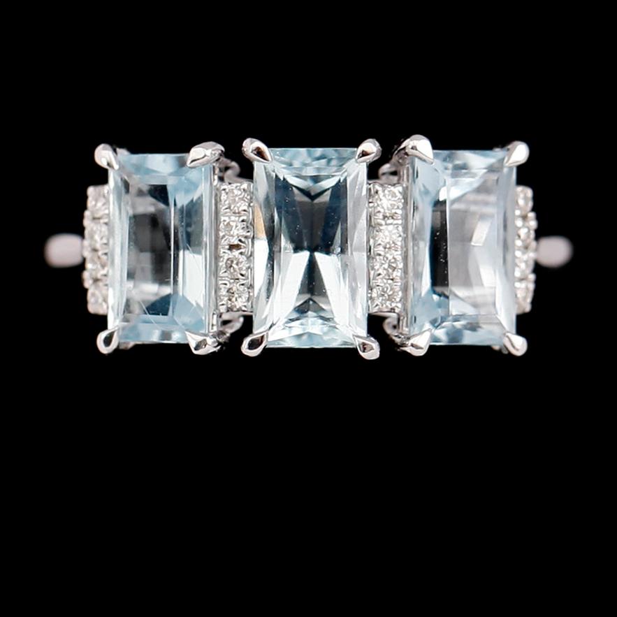 RING, 18 k vitguld, akvamariner tot 1.88 ct, briljantslipade diamanter tot 0.08 ct.