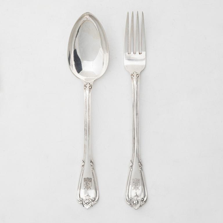 Uppläggningsbestick, ett par, silver, med adliga ätten von Kraemers vapen.