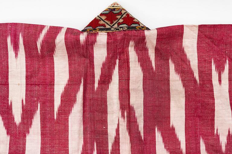 A silk and cotton Chapan, Ikat silk and cotton, Centralasien, 1880s.
