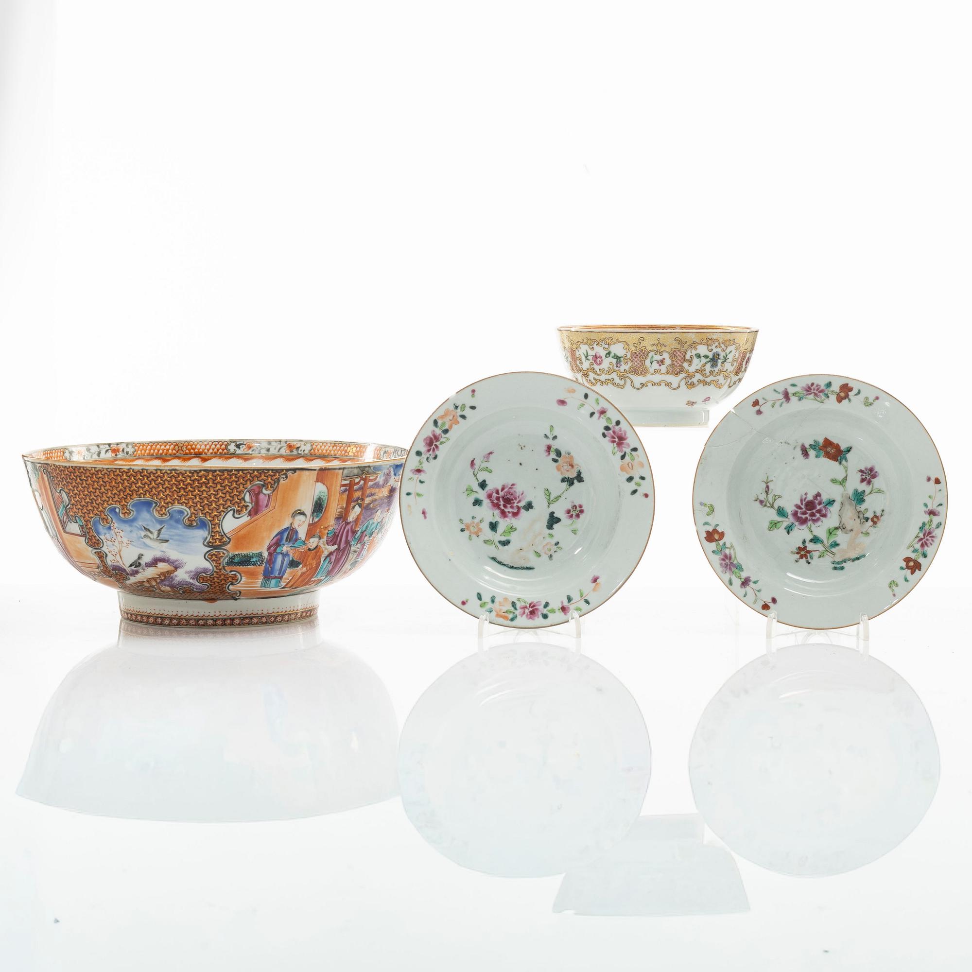 Bålskål, spilkum och bärtallrikar, ett par, porslin. Kina, Qingdynastin, 1700-tal.