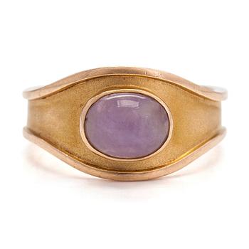 Bertel Gardberg, a 14K gold ring with a cabochon cut amethyst quartz, Westerback, Helsinki 1959.