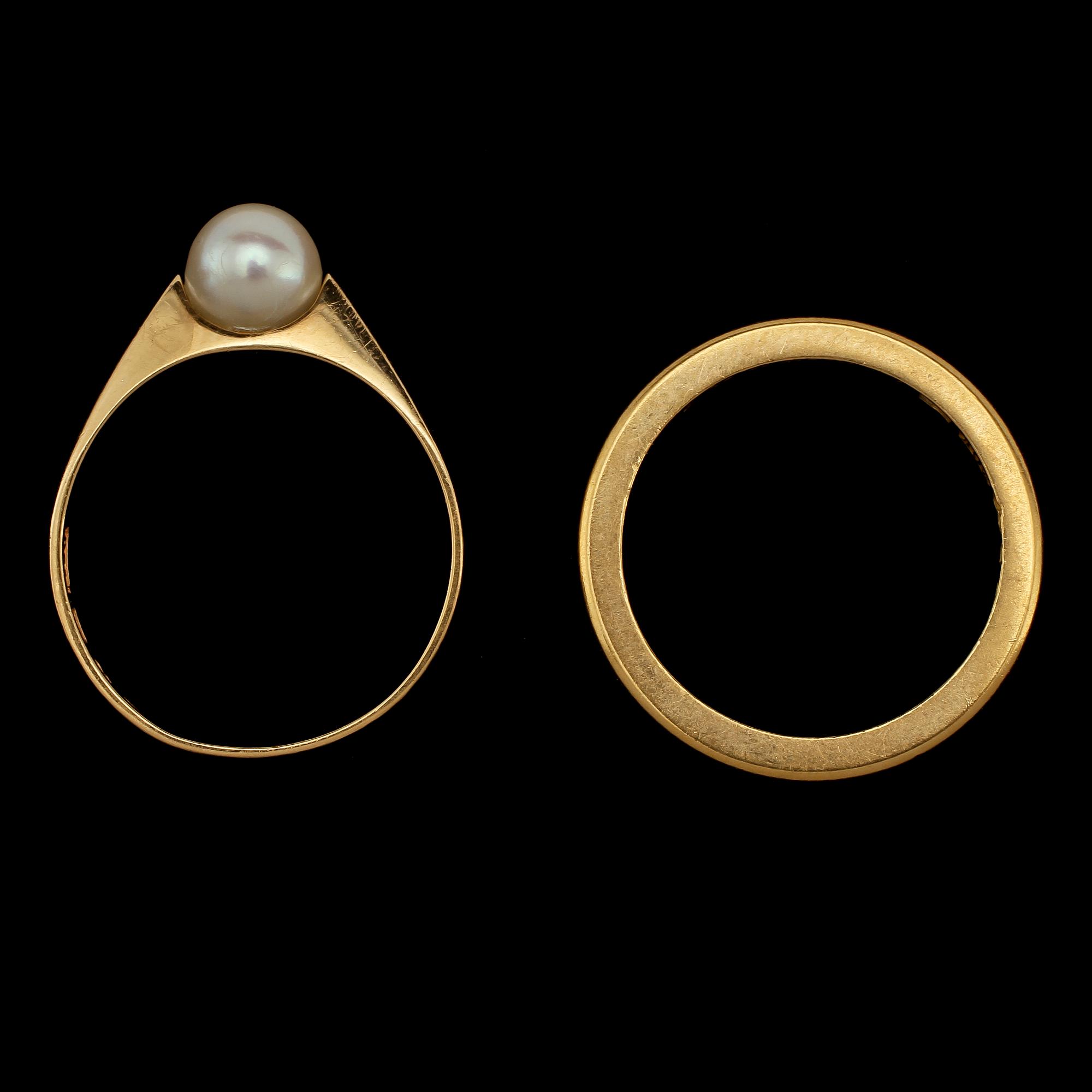 RINGAR, 2 st, varav en med odlad pärla, 1900-tal. Tot vikt 7 g.