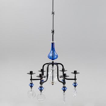 Erik Höglund, ljuskrona samt ljusstakar, ett par, glas och järnsmide.