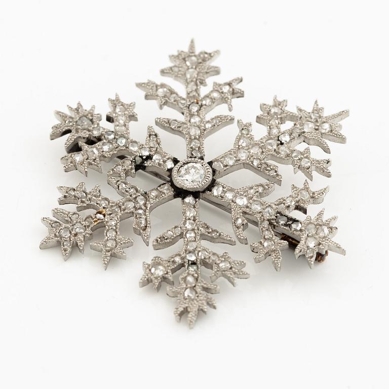 Brosch i form av en snöflinga, design av Alma Pihl, för Fabergé.