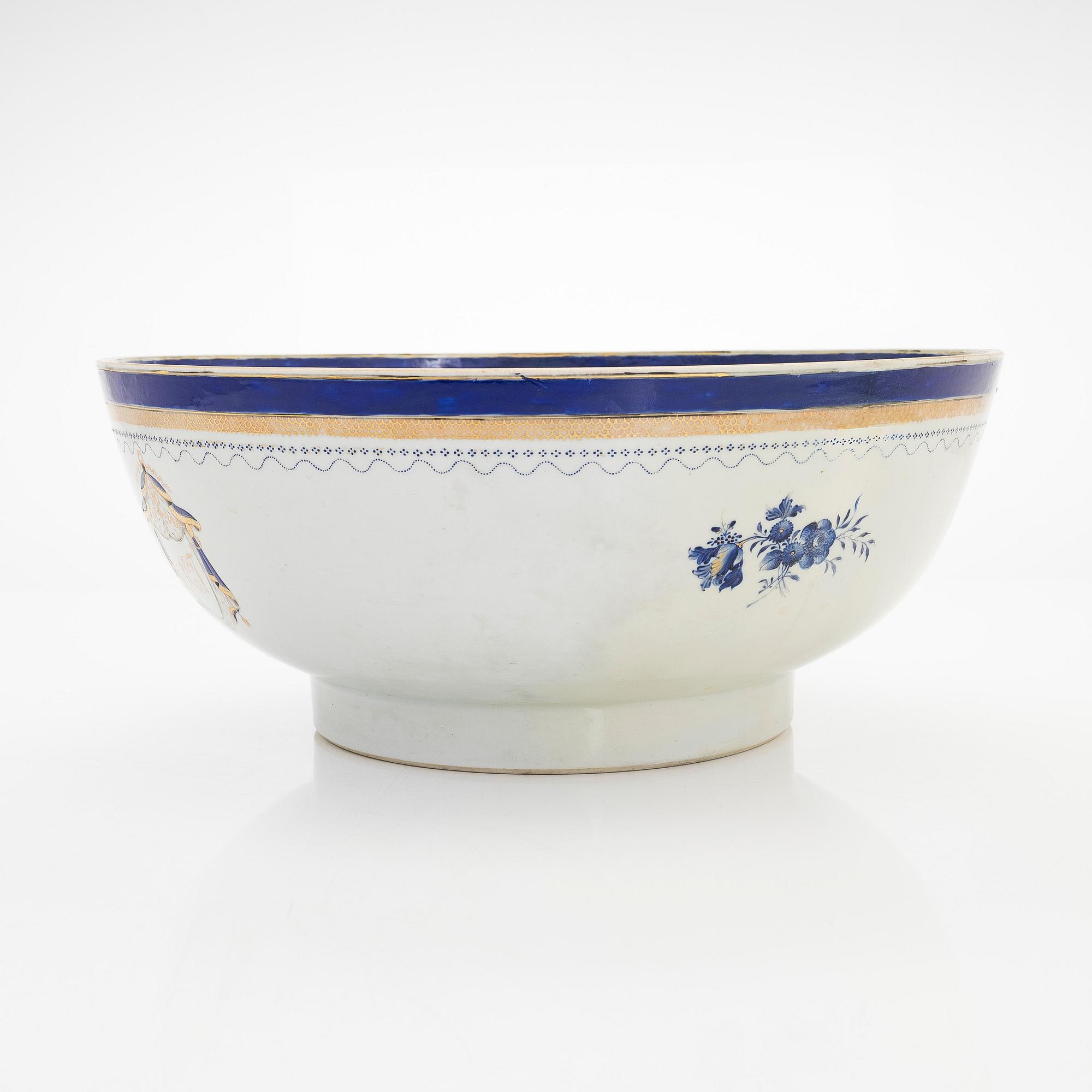 An enamelled porcelain, punch bowl, Qing dynasty, Jiaqing (1796-1820).