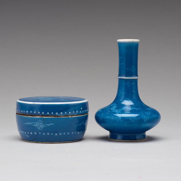 A blue and white box with cover and a vase, Qing dynasty, 17th Century.