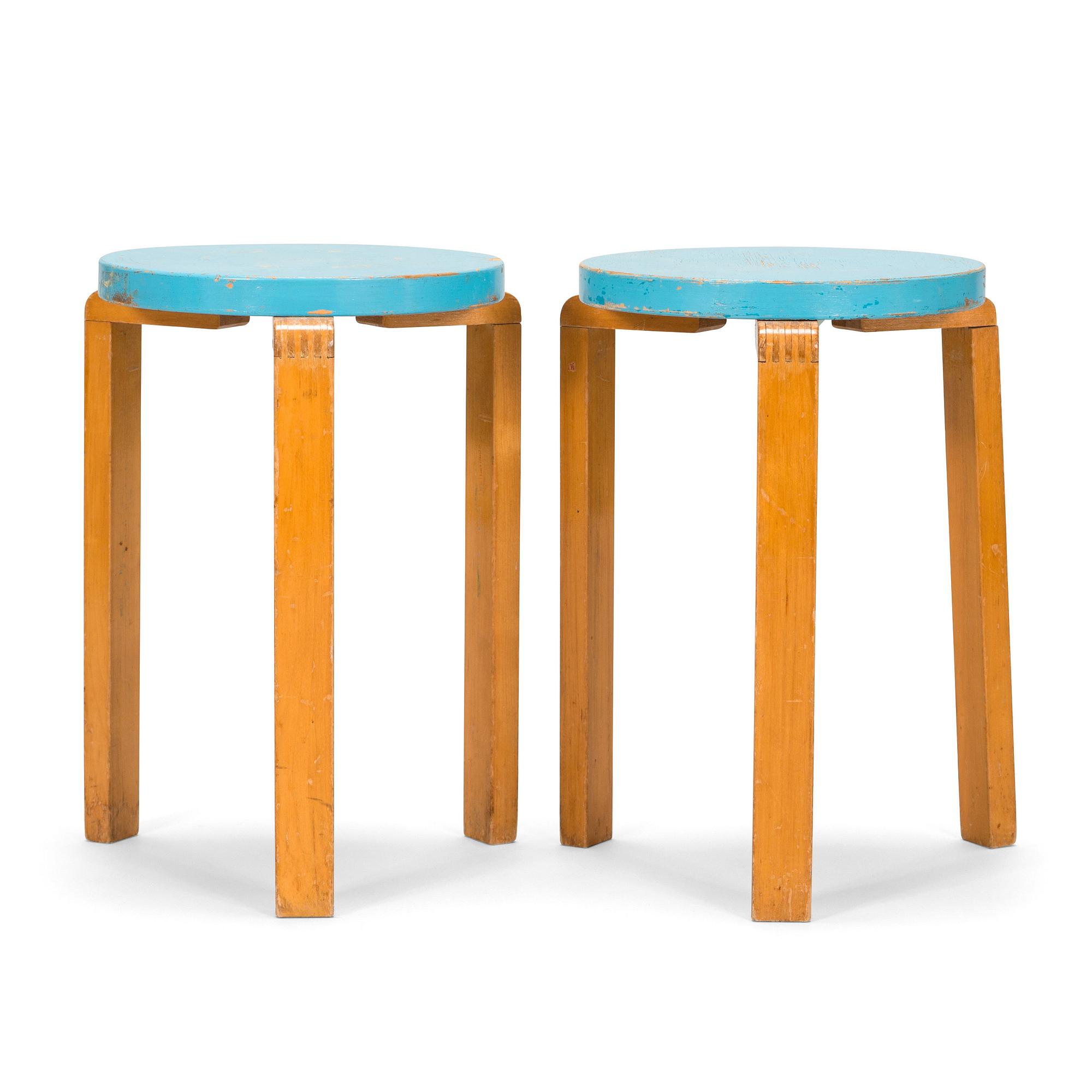 Alvar Aalto, pallar, 2 st, modell 60, O.Y. Huonekalu- ja Rakennustyötehdas A.B. 1940-tal.