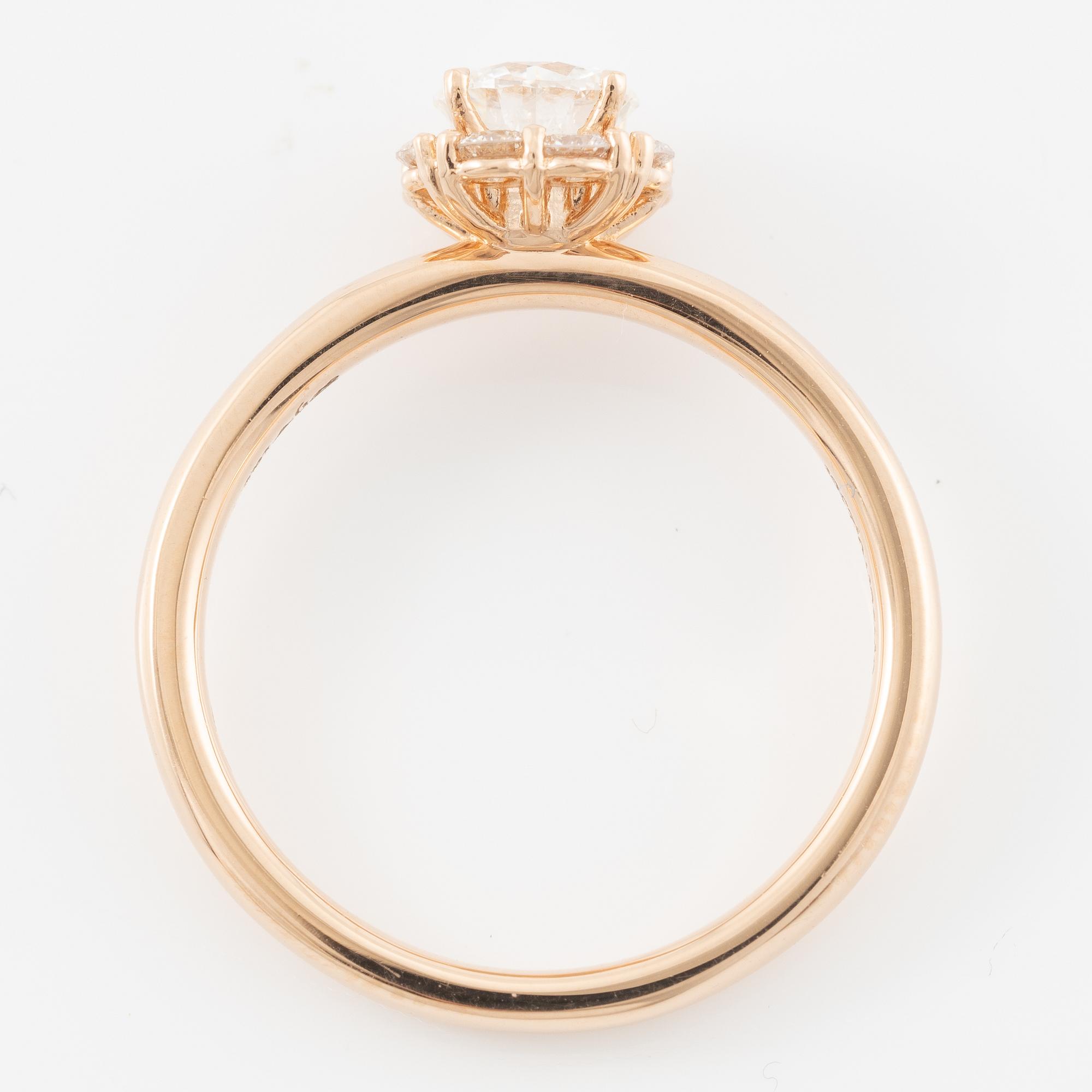 Ring 18K guld med briljantslipad diamant. Medföljande IGI report.