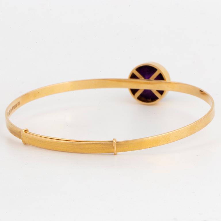 18K gold and sugarloaf-cut amethyst bangle.