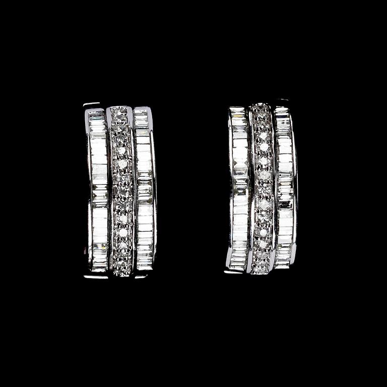 EARRINGS, brilliant and baguette cut diamonds, tot. app. 2 cts.