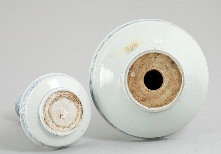 RÖKELSESTÄLL, 2 st, porslin, Kina, 1800-tal.