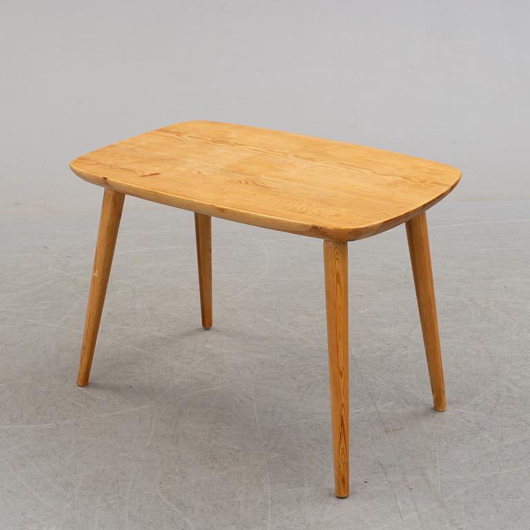 A second half of the 20th century sofa, pair of armchairs and coffee table by Göran Malmvall.