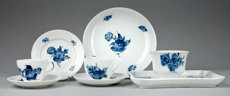 SERVISDELAR, 16 delar, porslin, "Blå blomst", Royal Copenhagen.